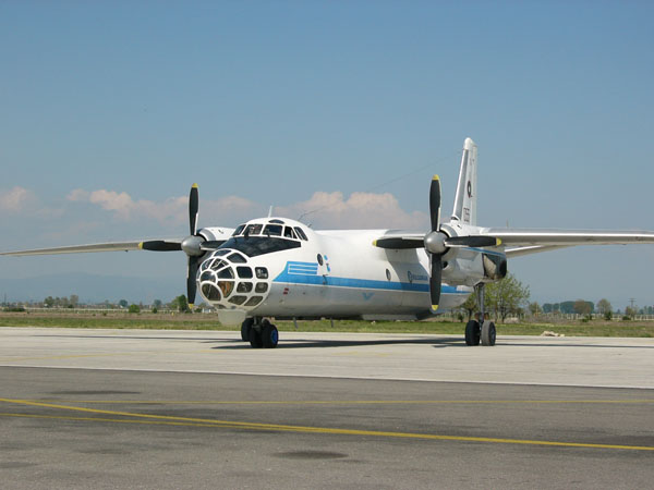 АН-30. Самолет разведчик. Вид спереди.