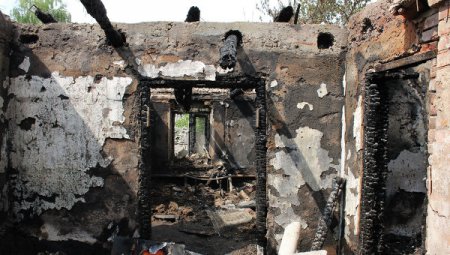 Представители СЦКК проводят осмотр мест ночного обстрела в Донецке