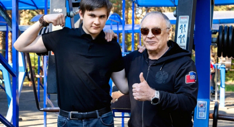 На фото: Василий Филичкин с дедом Владимиром.