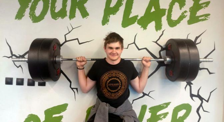 «Хочу в книгу Гиннесса»: 14-летний спортсмен уже побил рекорды России, Азии и Европы по пауэрлифтингу