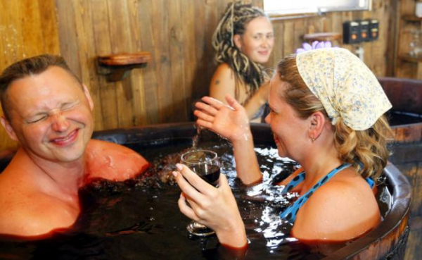 Отдых на пляже уступает место дегустации вин. Летние трудности на Кубани постепенно решаются