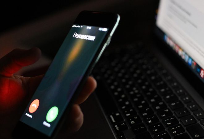 Мошенники под видом свидания с кумиром обманывают фанатов