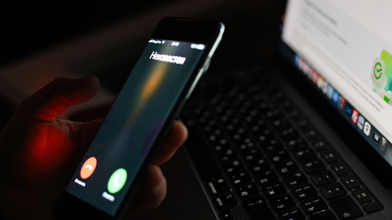 Мошенники под видом свидания с кумиром обманывают фанатов