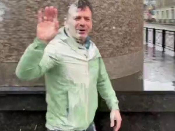 Основателя движения «Наши» Василия Якеменко облили ряженкой на глазах у журналистов под крики «Вон из России!»