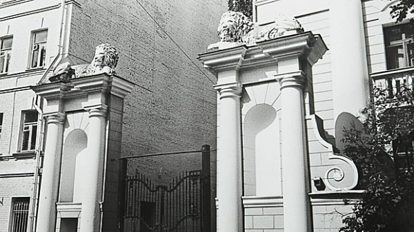 В Ермолаевском переулке реставрируют скульптуры львов, украшающих здание