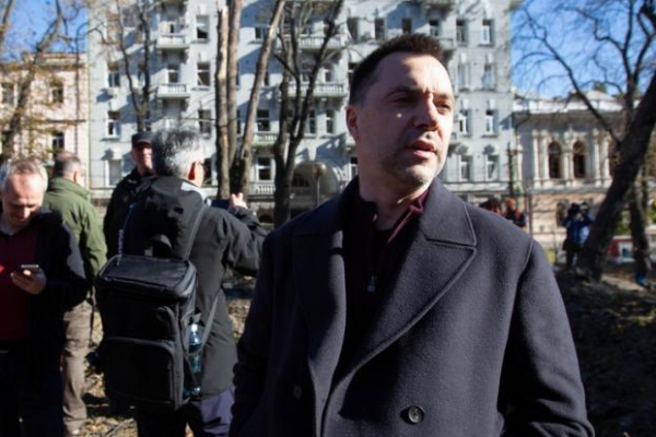 Арестович дал понять, когда, по его оценке, может начаться российская атака на Киев