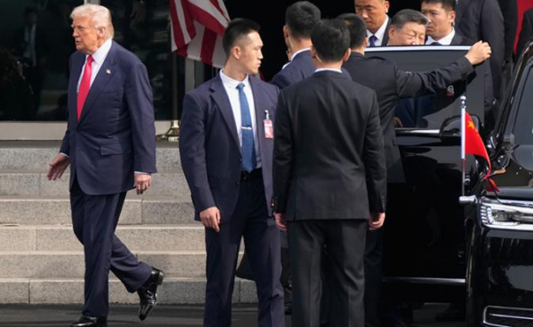 После унизительного провала Трамп поспешно ретировался из Юго-Восточной Азии, кипя от злости