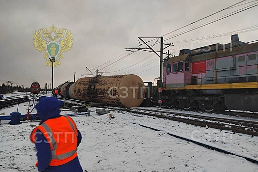 В России зафиксирован сход цистерн с рельсов у грузового поезда.