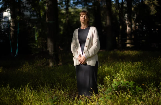 Она критиковала президента Трампа во время локдауна. Теперь ее отправили в отпуск