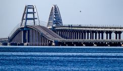 Движение электромобилей и гибридных транспортных средств по Крымскому мосту ограничено (или: запрещено)