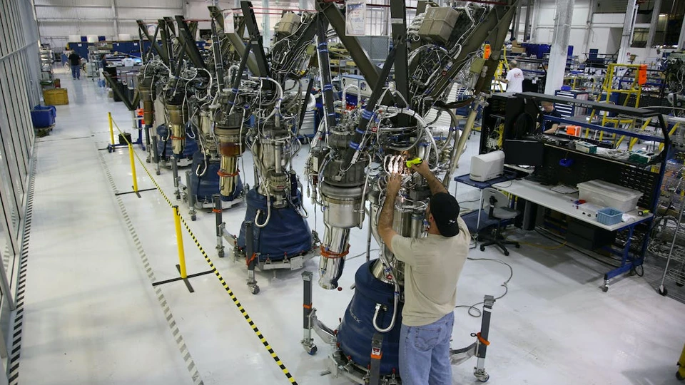 Инженеры проводят тестирование нового двигателя, работающего на водороде и метане