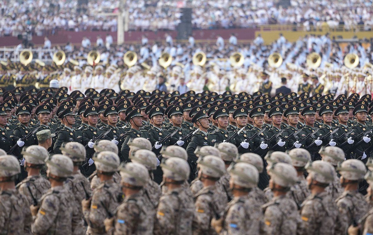 Крупнейший в истории Китая военный парад состоялся в Пекине. Среди почетных гостей были Владимир Путин и Ким Чен Ын