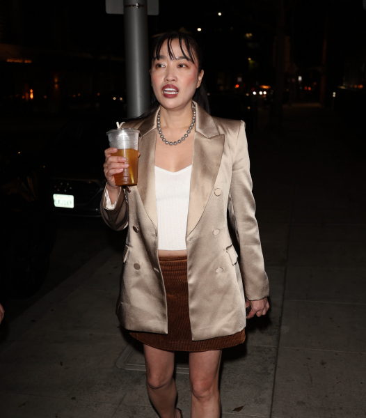  Jeremy Renner denies Yi Zhou's claims they reached 'peaceful' agreement9