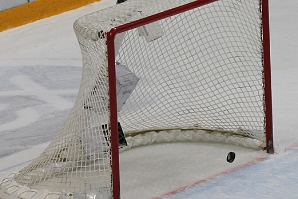 Во время хоккейного матча молодой российский хоккеист получил перелом позвоночника