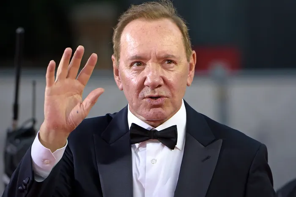 Кевин Спейси прояснил, что не бездомный, после того как заявил, что у него «нет дома»