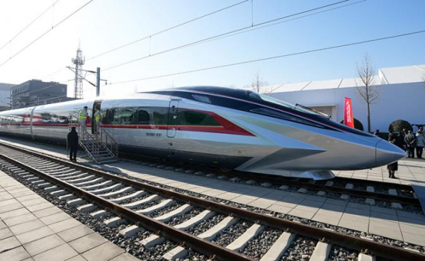 Скорость китайского электропоезда достигла впечатляющих 453 км/ч, установив новый рекорд