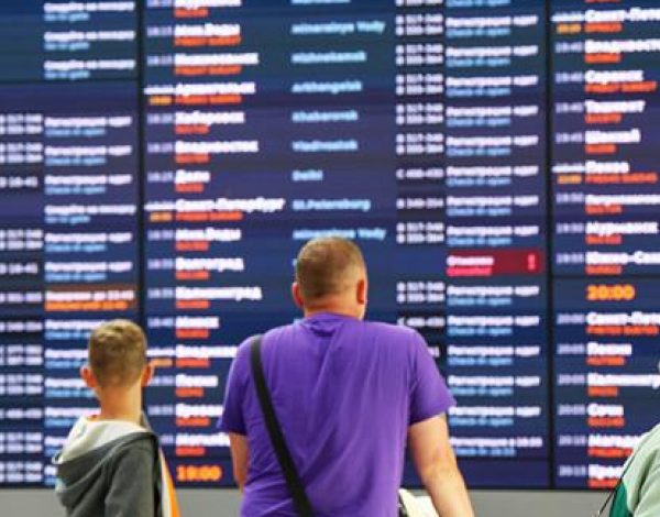 Сотни пассажиров оказались в затруднительном положении: 200 рейсов в аэропортах были отменены