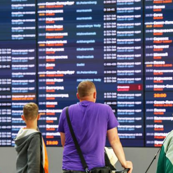 Сотни пассажиров оказались в затруднительном положении: 200 рейсов в аэропортах были отменены