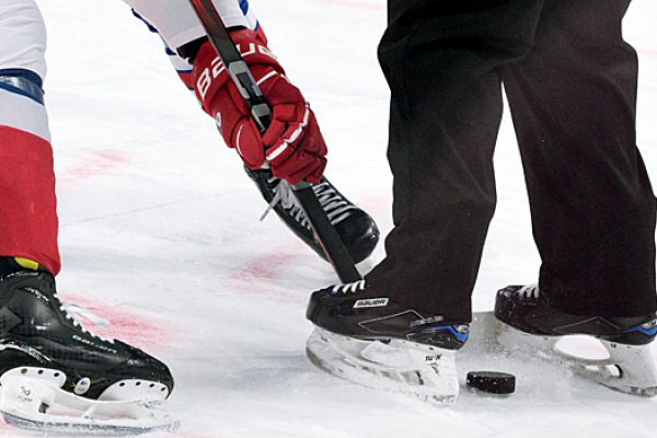 В напряженном матче КХЛ московское «Динамо» оказалось сильнее «Локомотива»