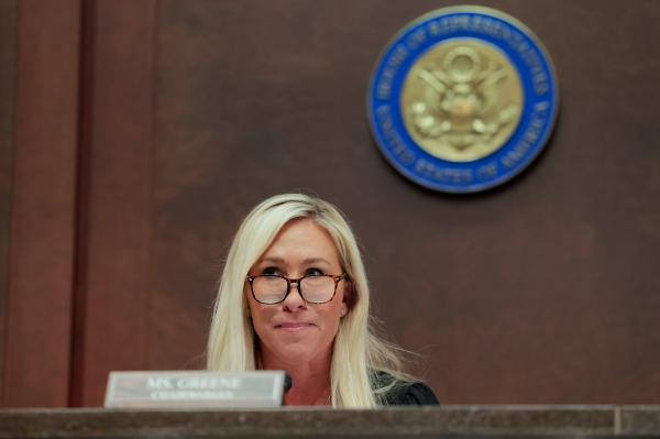 Алекс Джонс и Лора Лумер столкнулись из-за «мошеннических доставок пиццы» Марджори Тейлор Грин