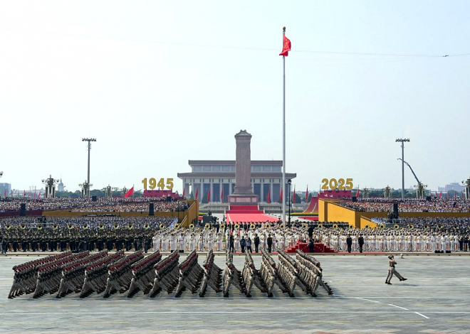 На параде в Китае показали дроны, супербыстрые ракеты и роботов-собак.