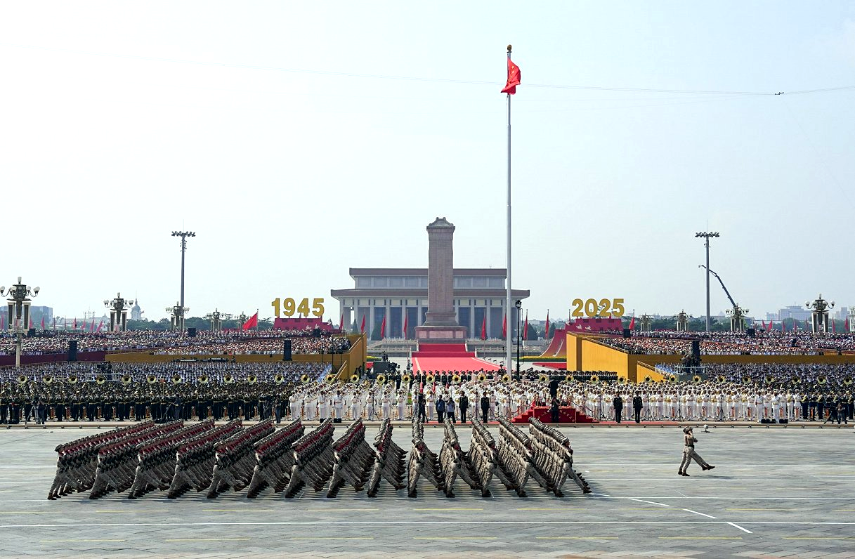 На параде в Китае показали дроны, супербыстрые ракеты и роботов-собак.