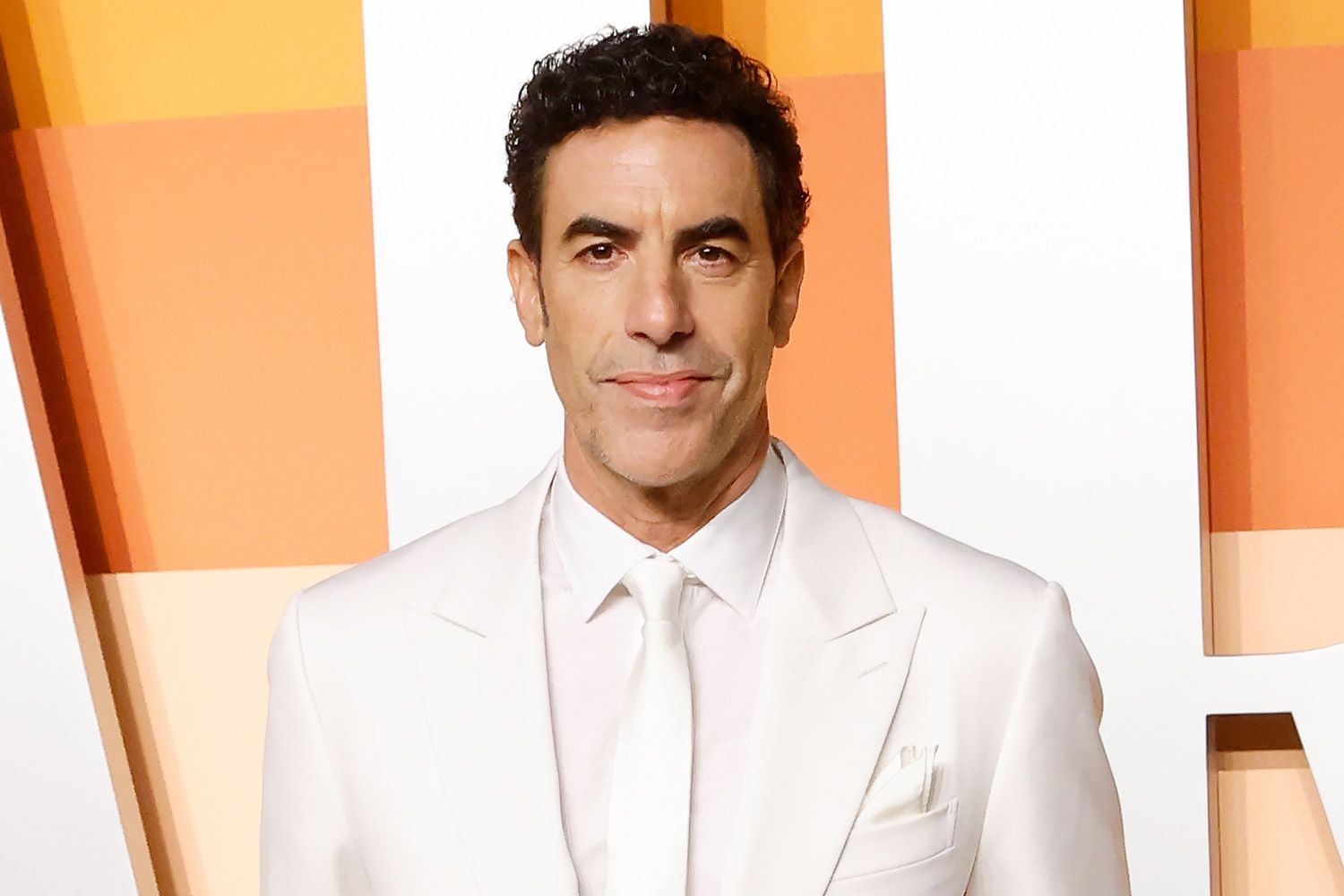 Саша Барон Коэн тесно общается с инфлюенсером вдвое моложе себя во время похода в клуб