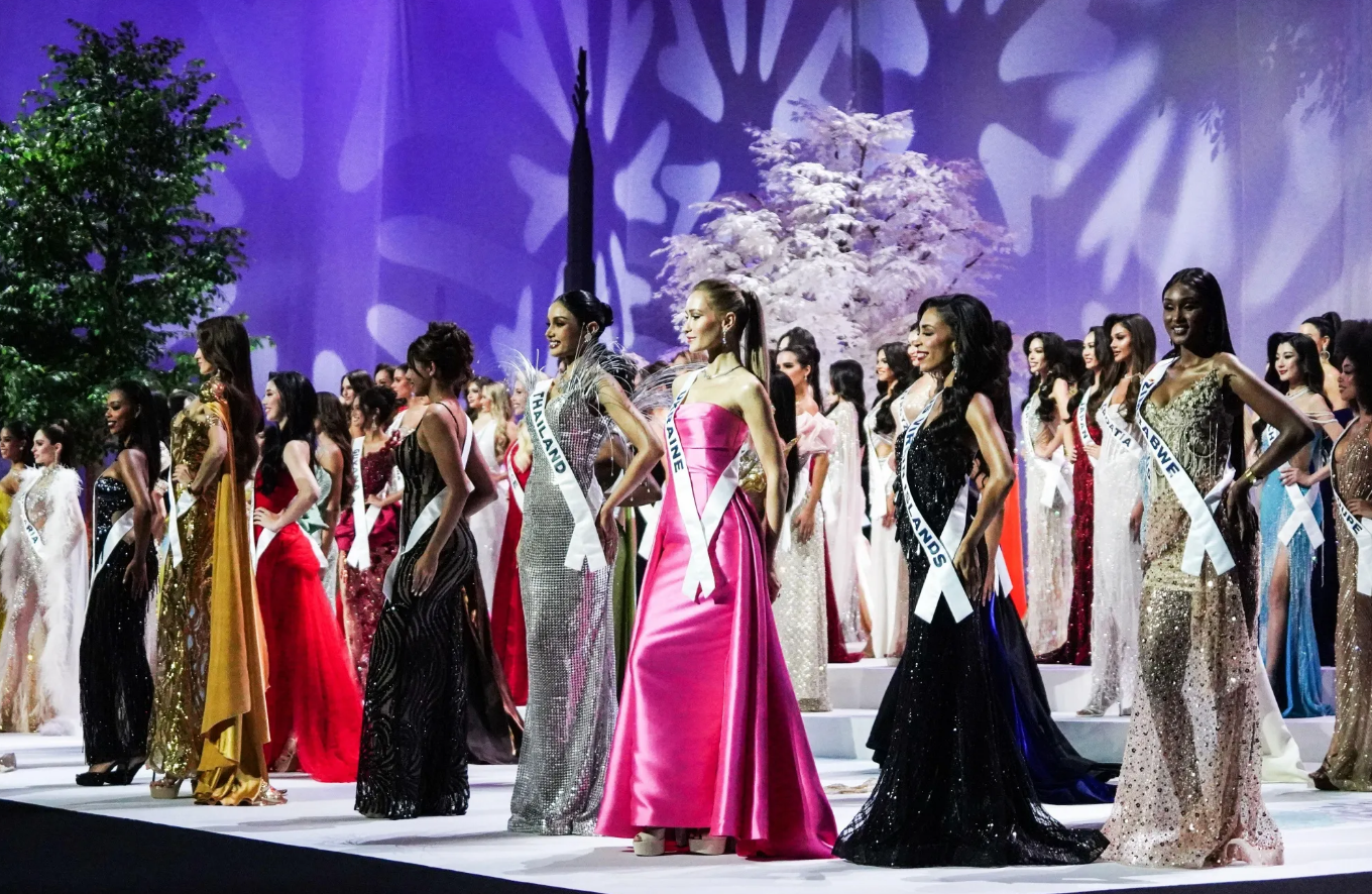 Скандал на Мисс Вселенная: Мужчины, деньги и война за империю красоты