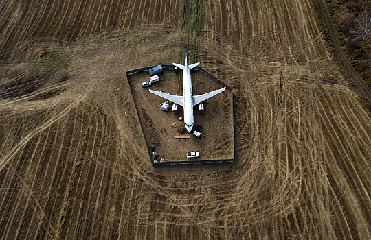 Суд не принял к рассмотрению дело пилота, который посадил самолет в поле, и отправил его обратно