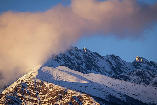 В Сочи, во время отдыха в горах, женщина упала в пропасть с крутого обрыва