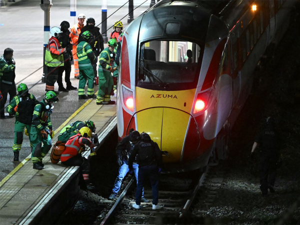 В Великобритании произошло нападение в поезде, пострадали 10 человек.