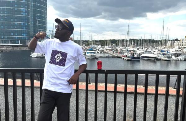 Комик набирает популярность в интернете, когда видео драки самолета с VeryDarkMan становится вирусным