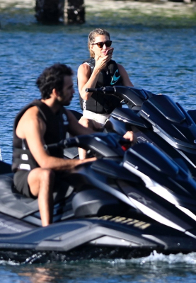 Gisele B&uuml;ndchen and Joaquim Valente enjoy Florida day date on jet skis5