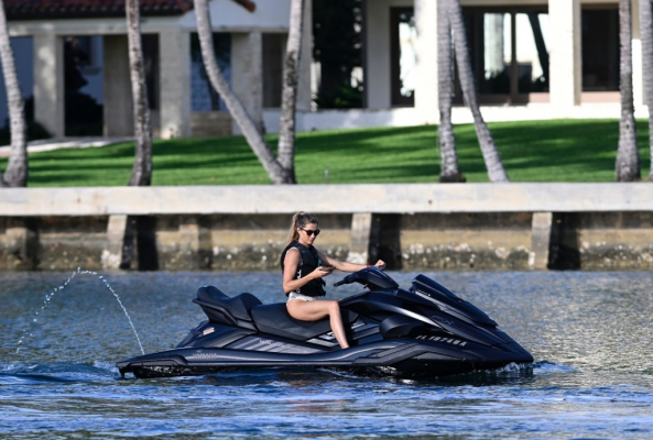 Gisele B&uuml;ndchen and Joaquim Valente enjoy Florida day date on jet skis8