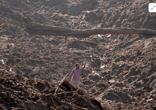 Четыре дня спустя после циклона, шри-ланкийцы просеивают грязь в поисках жертв