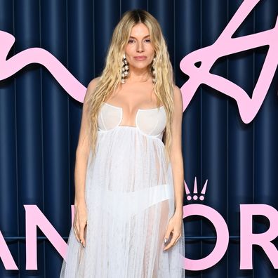 43-летняя Сиенна Миллер эффектно объявила о своей беременности на The Fashion Awards