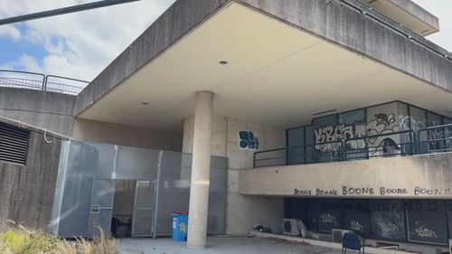 17-летняя девушка серьезно пострадала, упав с двух этажей внутри заброшенного здания