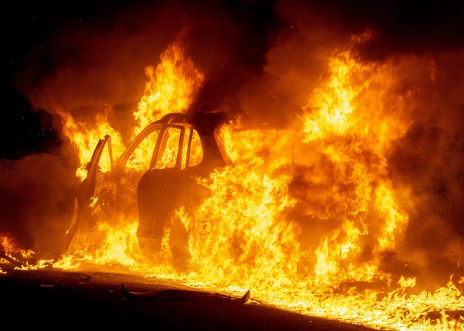 В результате падения обломков беспилотника в Новороссийске загорелся автомобиль