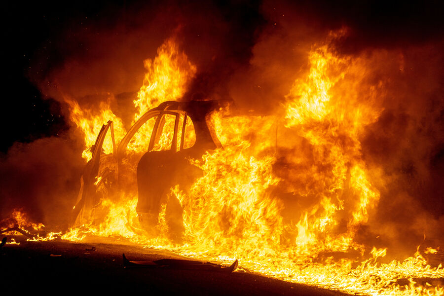 В результате падения обломков беспилотника в Новороссийске загорелся автомобиль