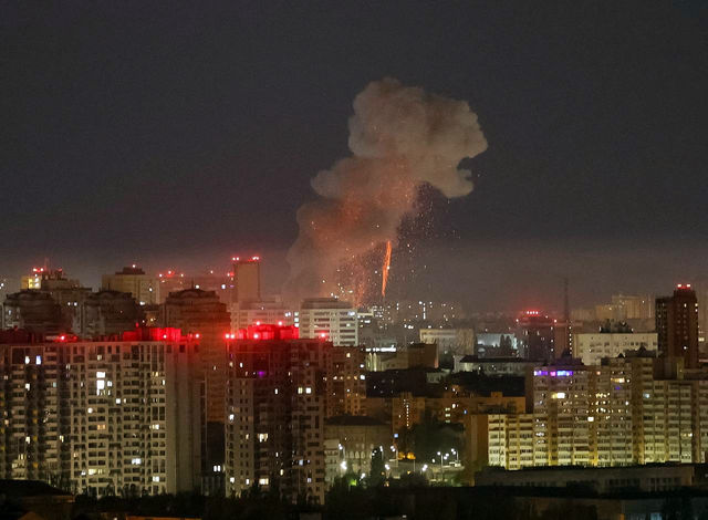 По Киеву наносятся удары, предположительно ракетами/артиллерией