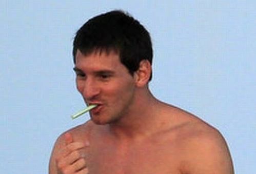 Лионель Месси курит