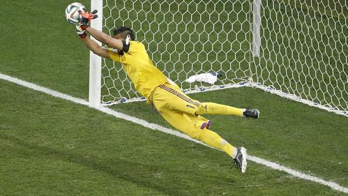 Как отбивать вратарю мяч