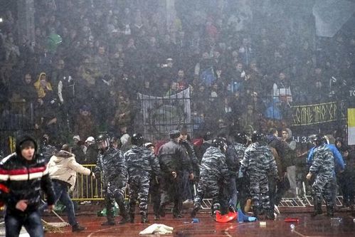 Болельщики "Торпедо" подрались с сотрудниками полиции и фанатами "Арсенал"