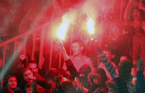 Болельщики "Торпедо" подрались с сотрудниками полиции и фанатами "Арсенал"