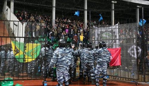 Болельщики "Торпедо" подрались с сотрудниками полиции и фанатами "Арсенал"