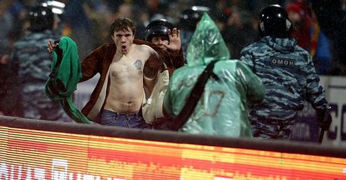 Болельщики "Торпедо" подрались с сотрудниками полиции и фанатами "Арсенал"