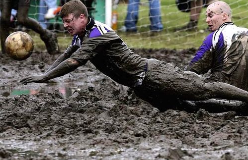 Необычные виды спорта: Болотный Футбол