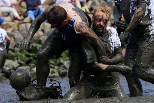 Необычные виды спорта: Болотный Футбол