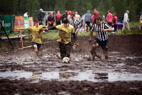 Необычные виды спорта: Болотный Футбол