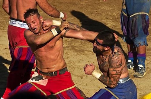 Флорентийский футбол &mdash; поединок современных гладиаторов